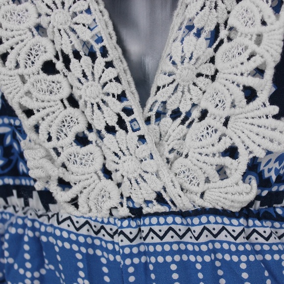 🎉 Host Pick! 🎉 NEW! Bell Sleeve Romper with Lace - Picture 5 of 6